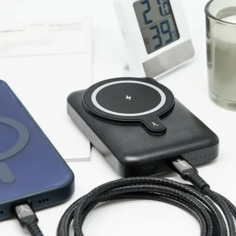 Chargeurs externes AKASHI ALTPB 8000 WIRL - 3